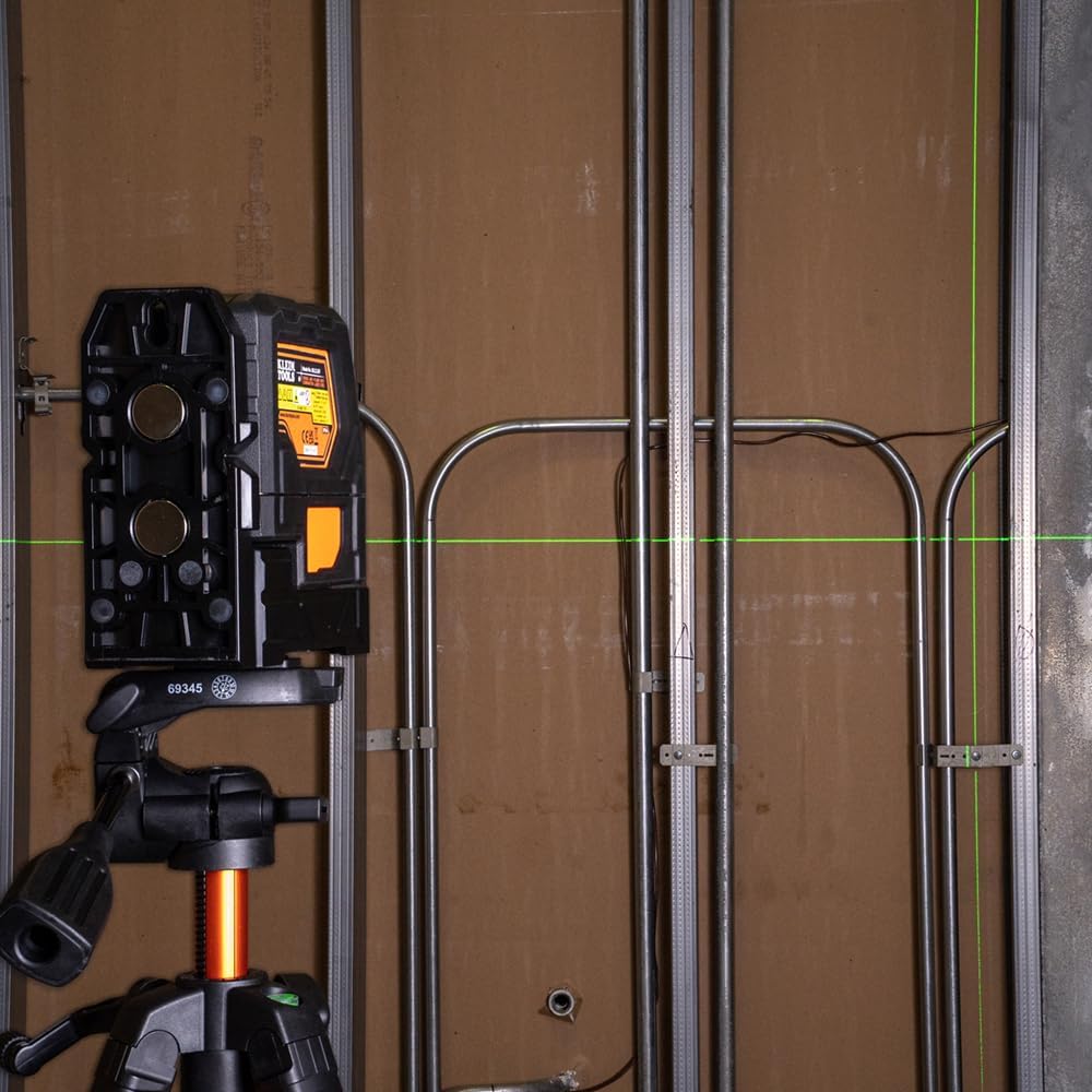 Self-Leveling Cross-Line Laser Level with Magnetic Mounting Clamp R828